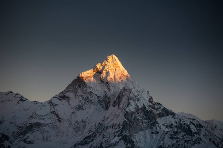 Amadablam 峰值在日落时在昆布谷在尼泊尔，喜马拉雅山