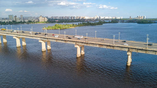 佩顿桥和第聂伯河从乌克兰基辅市空中顶视图