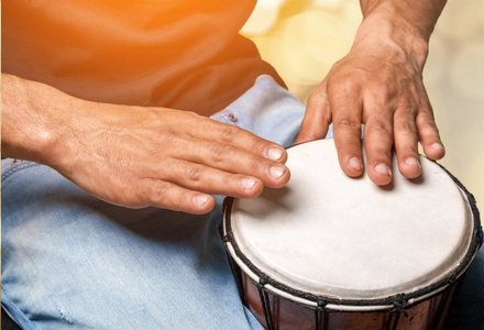男性的手打鼓照片