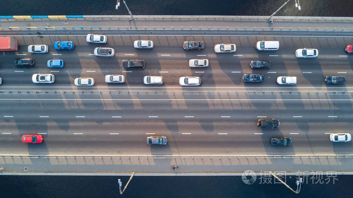 空中顶视图的桥梁道路汽车交通的车多,交通概念