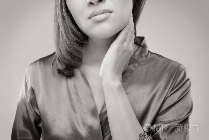 喉咙痛摸她脖子的特写女孩