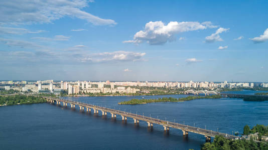 佩顿桥和第聂伯河从乌克兰基辅市空中顶视图