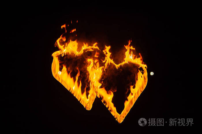 火焰燃烧的心的剪影