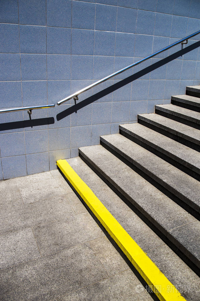 灰色的街道pedestriancrossing与栏杆和墙体瓷砖步骤