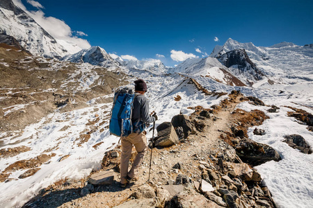 徒步旅行在途中珠穆朗玛峰大本营的昆布谷