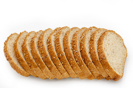 白色背景上孤立的全麦面包切片