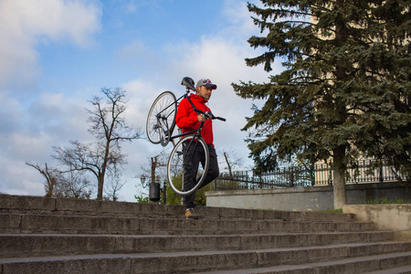 下楼梯的黑色 fixedgear 自行车，旧的欧洲城市背景的年轻时髦