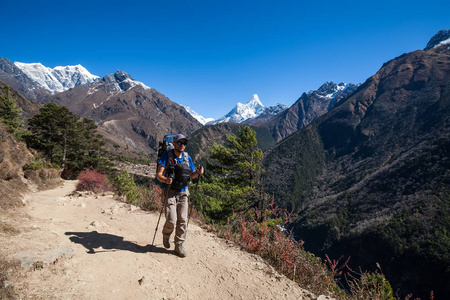 在较低的喜马拉雅山的徒步旅行