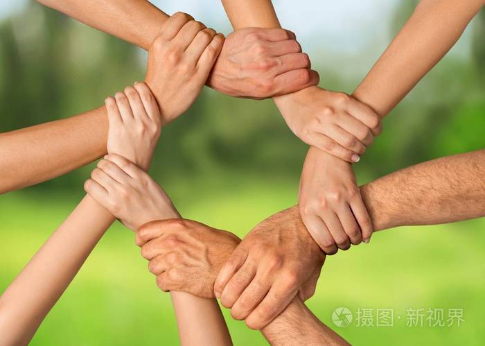 人们手牵手在一起