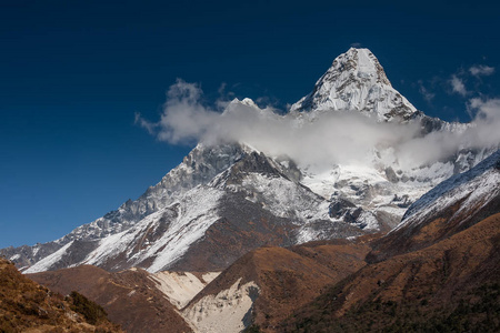 在尼泊尔，喜马拉雅山的昆布谷 Amadablam 峰