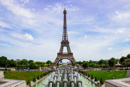 在法国巴黎的埃菲尔铁塔。埃菲尔铁塔，巴黎的象征。埃菲尔铁塔在春天的时候