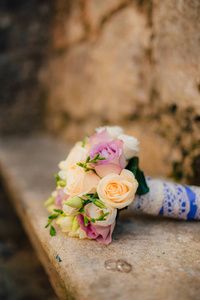 在石背景上的婚礼花束