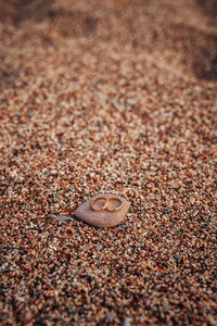 上海滩鹅卵石的新婚夫妇的结婚戒指