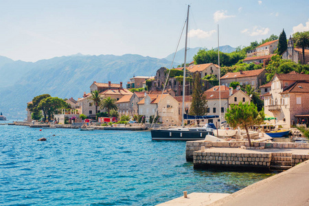 钓鱼 Perast 镇旧海岸的科托尔湾