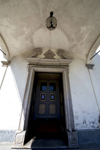 米兰老教堂门意大利伦巴第关闭砖路面