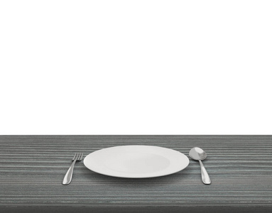 孤立的白色背景上的桌子上的空盘