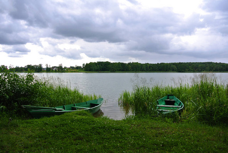 雨天在特拉凯天然公园 湖泊 森林和绿色的渔船，立陶宛的视图