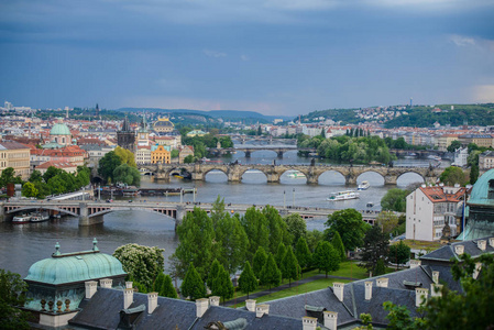 美丽的景色的布拉格河上桥梁