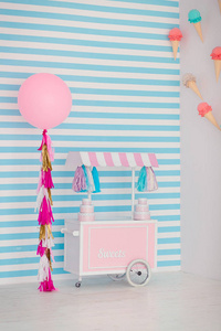 儿童带糖果 棒棒糖 冰淇淋 食品 气球和糖果酒吧。儿童房蓝色条纹背景