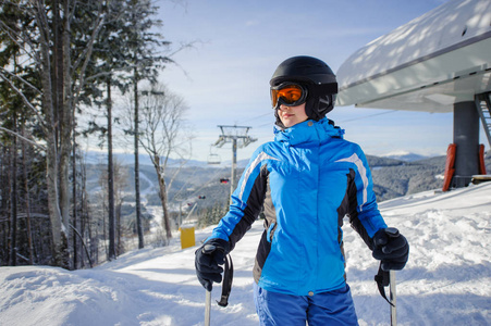 女子滑雪运动员滑雪坡顶的肖像