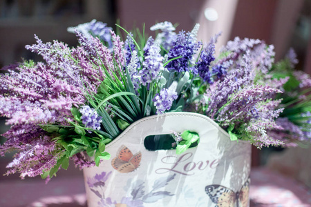 中爱题字的袋子的紫色美丽花束