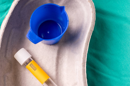 尿液测试躺在一个使用胶囊医疗测试管