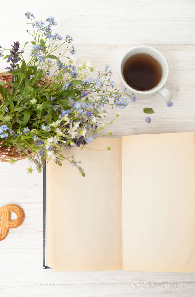 打开白色桌子上的书