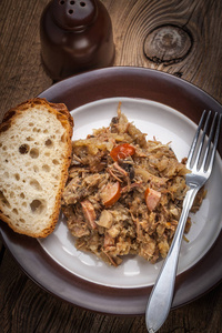 传统的波兰酸菜 bigos 与蘑菇和肉