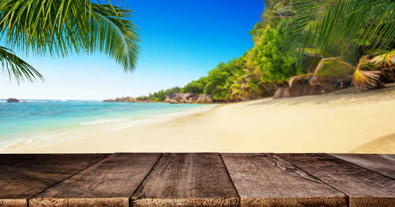 热带海滩与木桌前，夏天假日背景