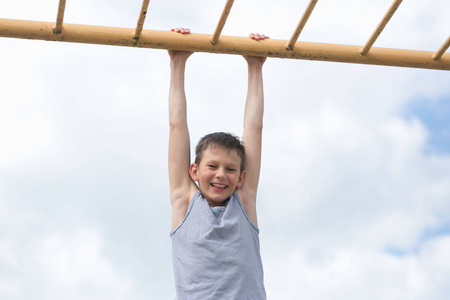 四个人吊单杠图片