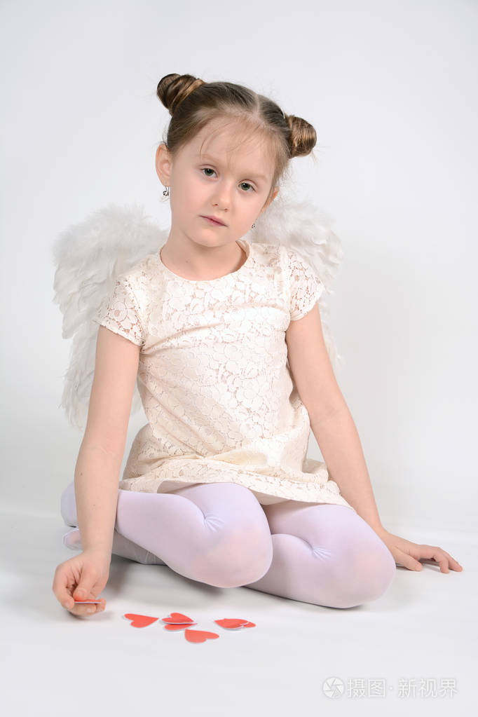 带翅膀的白连衣裙的小女孩