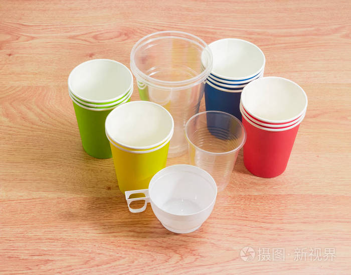 不同的一次性塑料杯 纸杯在不同的颜色