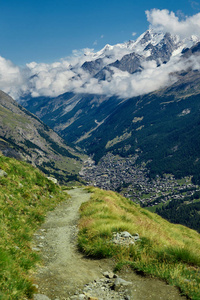 美丽的高山风景与山路径，瑞士的阿尔卑斯山，欧洲