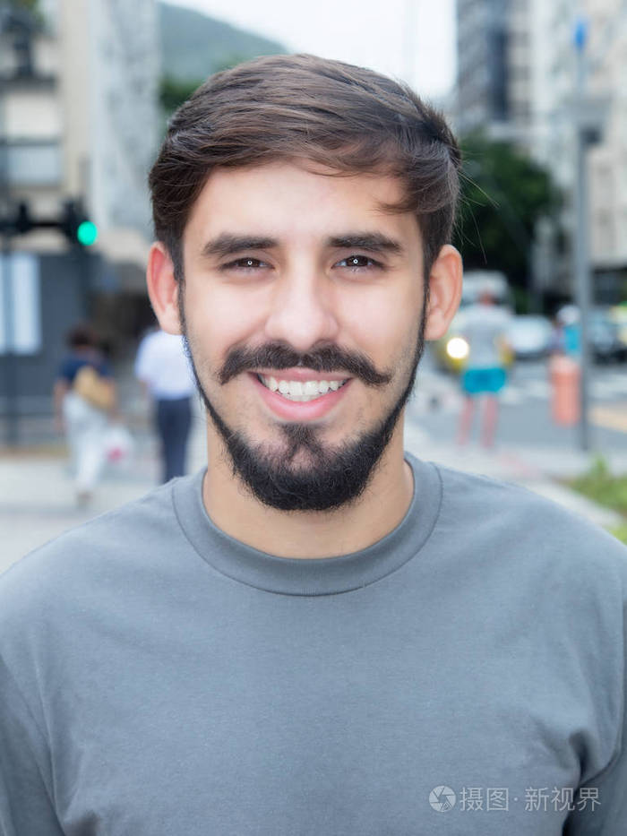 西班牙裔美国人的家伙,留着胡子的肖像照片-正版商用图片0u3g53-摄图