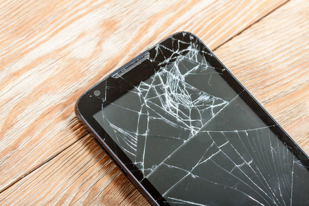 手机与破碎的屏幕