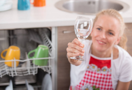 女人拿着酒杯上面洗碗机