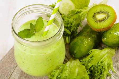 在罐子里的黄瓜 猕猴桃 沙拉健康绿色的果汁