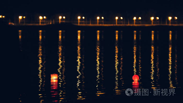 夜间照明水灯笼河上