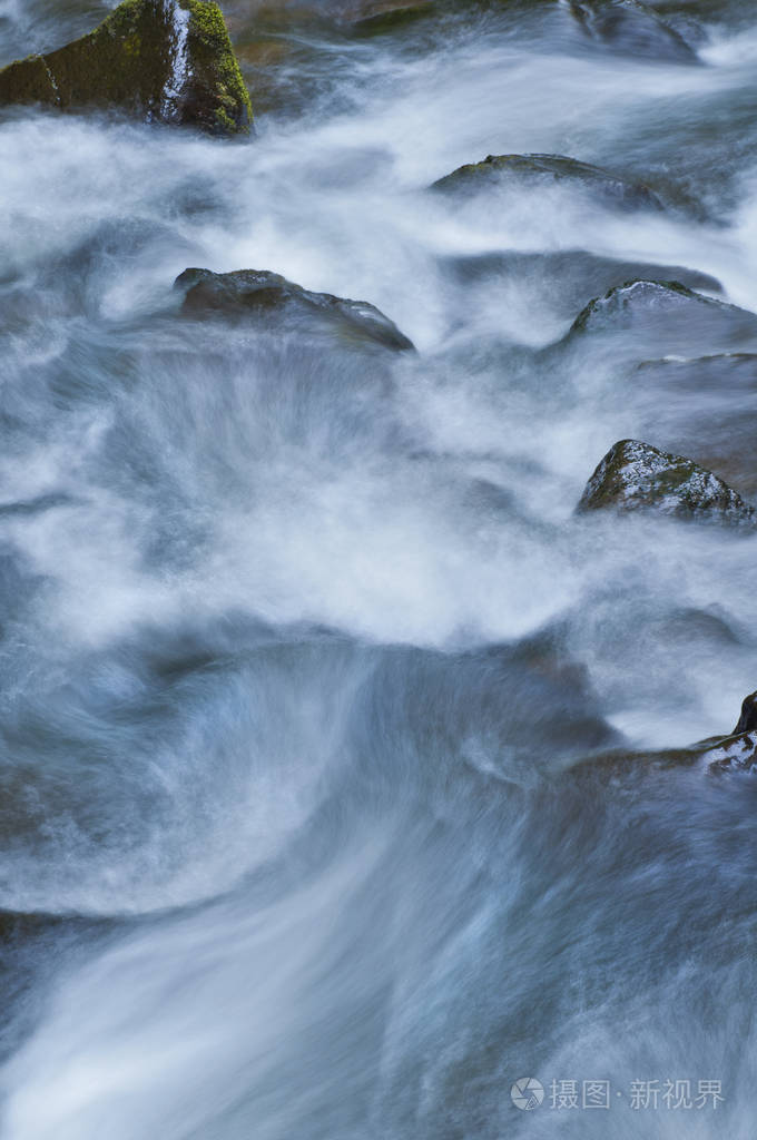 关闭水流湍急河流水流向下游的美丽的图案