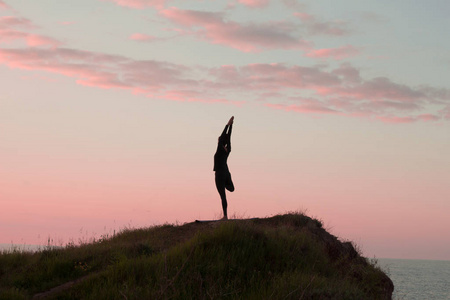 适合女人做瑜伽伸展运动户外在美丽的高山景观 女性的海和日出或日落背景培训asans 岩石上 女人的瑜伽体式的剪影照片 正版商用图片0u3mz3 摄图新视界