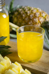 在一张石桌上罐玻璃的菠萝汁
