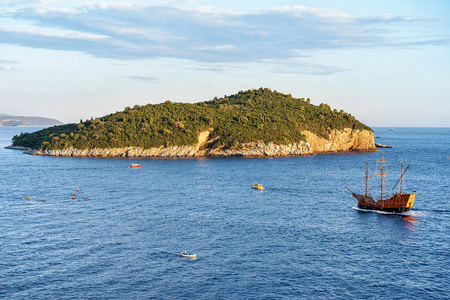 船在那里岛的杜布罗夫尼克亚德里亚海
