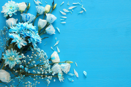 精致的蓝色花朵木制背景上的安排。复制空间
