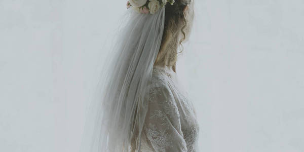 美丽的新娘在婚纱礼服