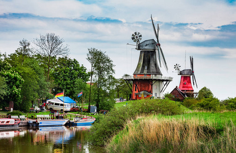 两个风车在 Greetsiel 在蓝色小时