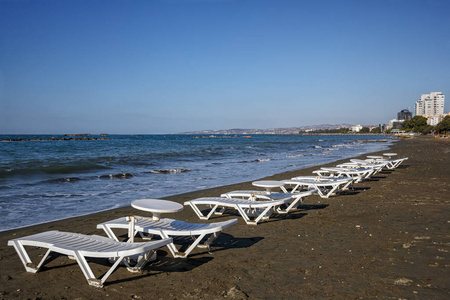 在早上的海滩上著名的塞浦路斯度假城镇利马索尔