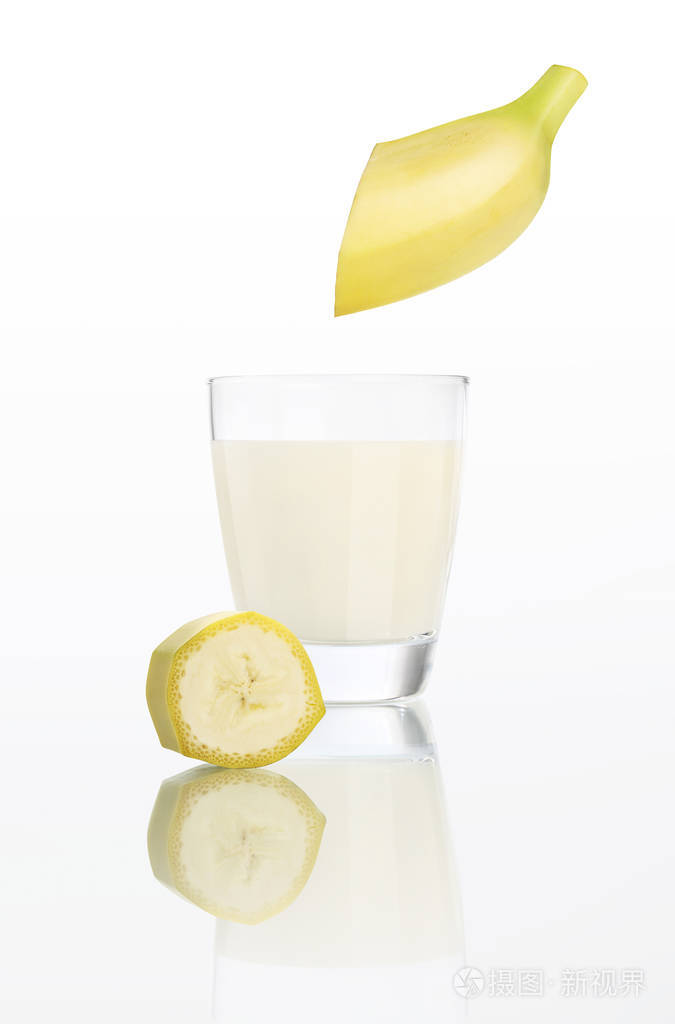 香蕉汁在孤立的白色背景上的玻璃