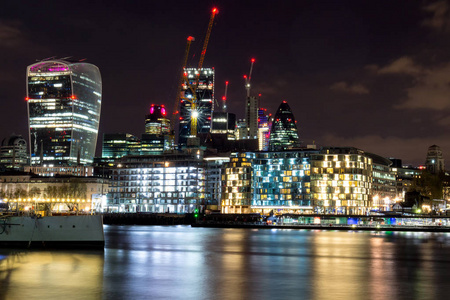 伦敦天际线的夜，全景视图。英国