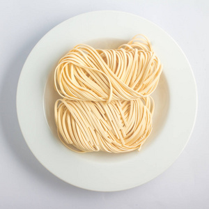 成一盘新鲜面条照片