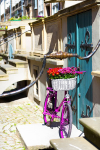在老街上的粉色自行车图片